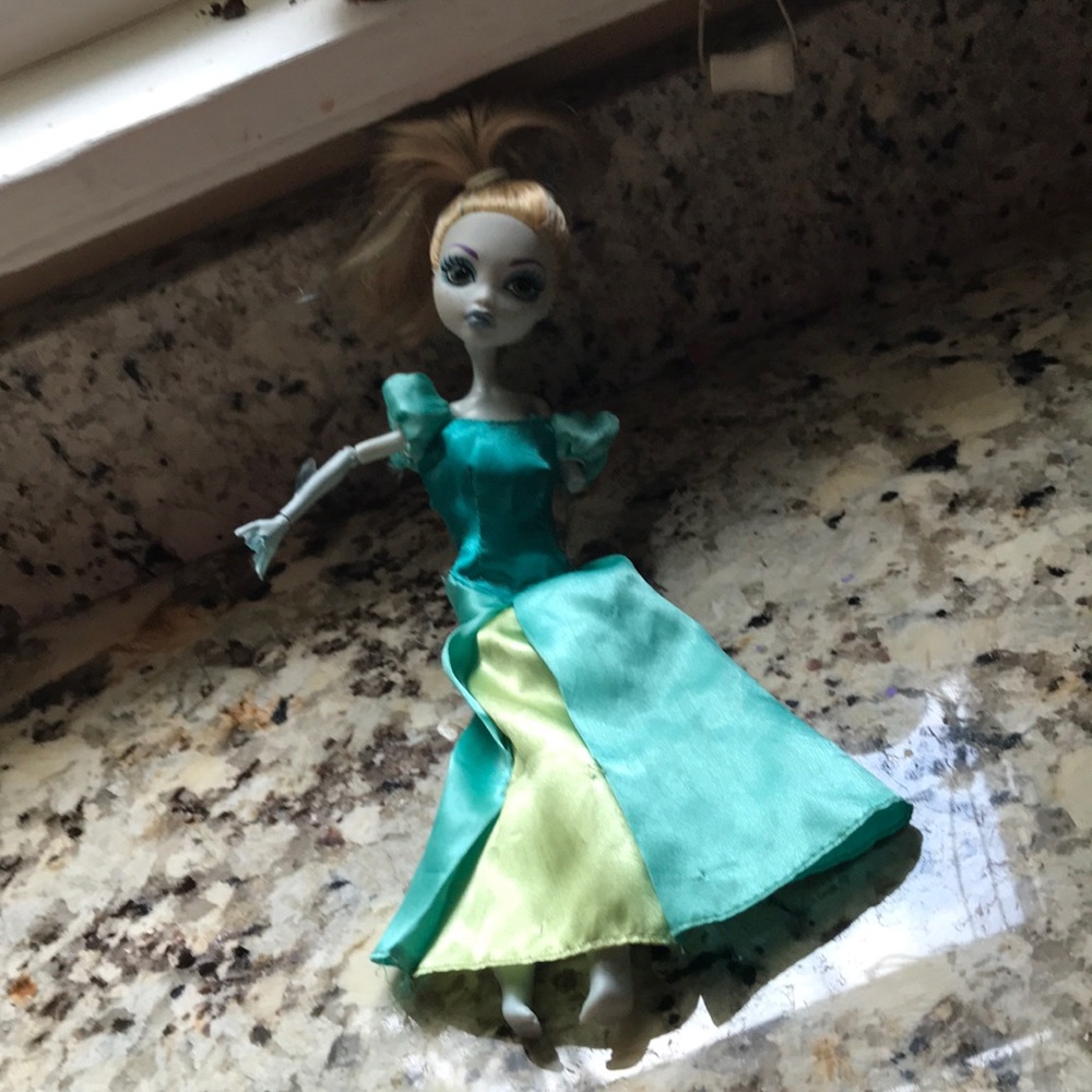 Barbies - Picture 2 of 6